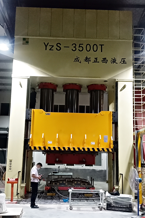 山东青岛液压机客户定制的3500吨框架液压机，成功安装交付使用，你想知道交货期多久吗？