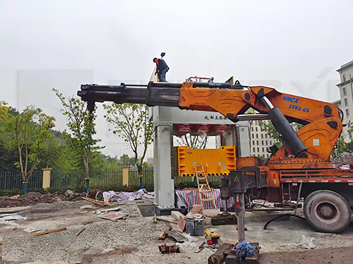 4000吨液压机在安装过程中吊机在工作